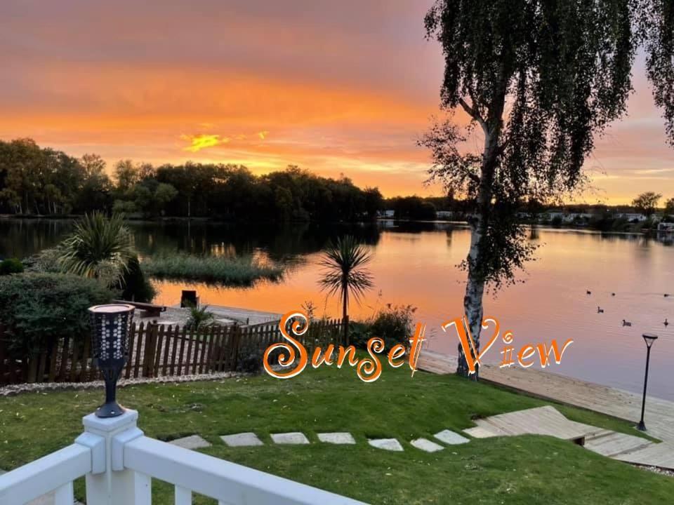 Tattershall Lakes Sunset View Caravan Lakeside, Hot Tub, Garden, Private Fishing Peg & Wifi Εξωτερικό φωτογραφία