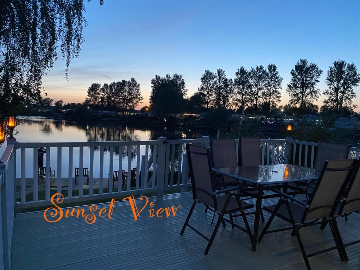 Tattershall Lakes Sunset View Caravan Lakeside, Hot Tub, Garden, Private Fishing Peg & Wifi Εξωτερικό φωτογραφία