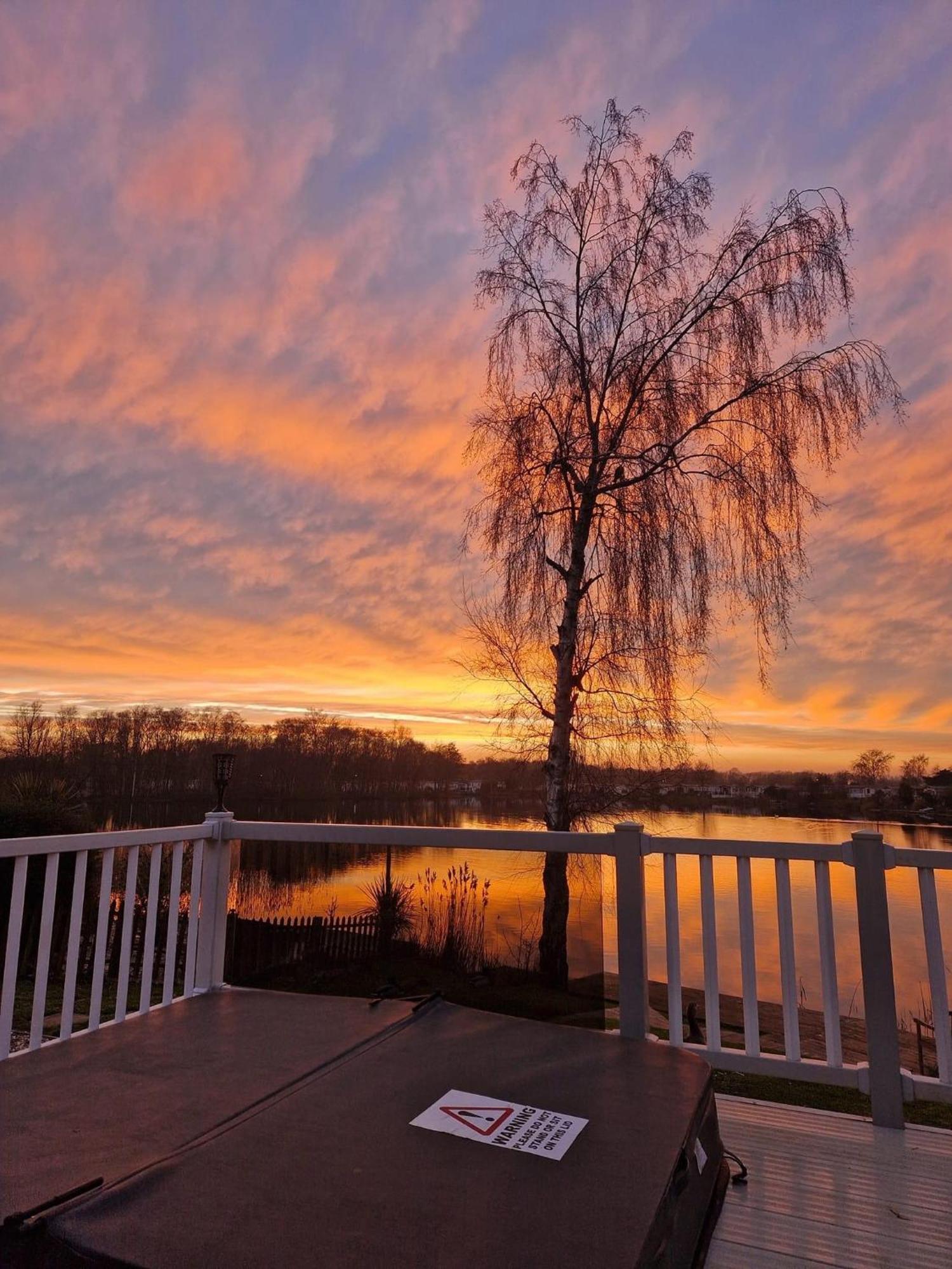 Tattershall Lakes Sunset View Caravan Lakeside, Hot Tub, Garden, Private Fishing Peg & Wifi Εξωτερικό φωτογραφία